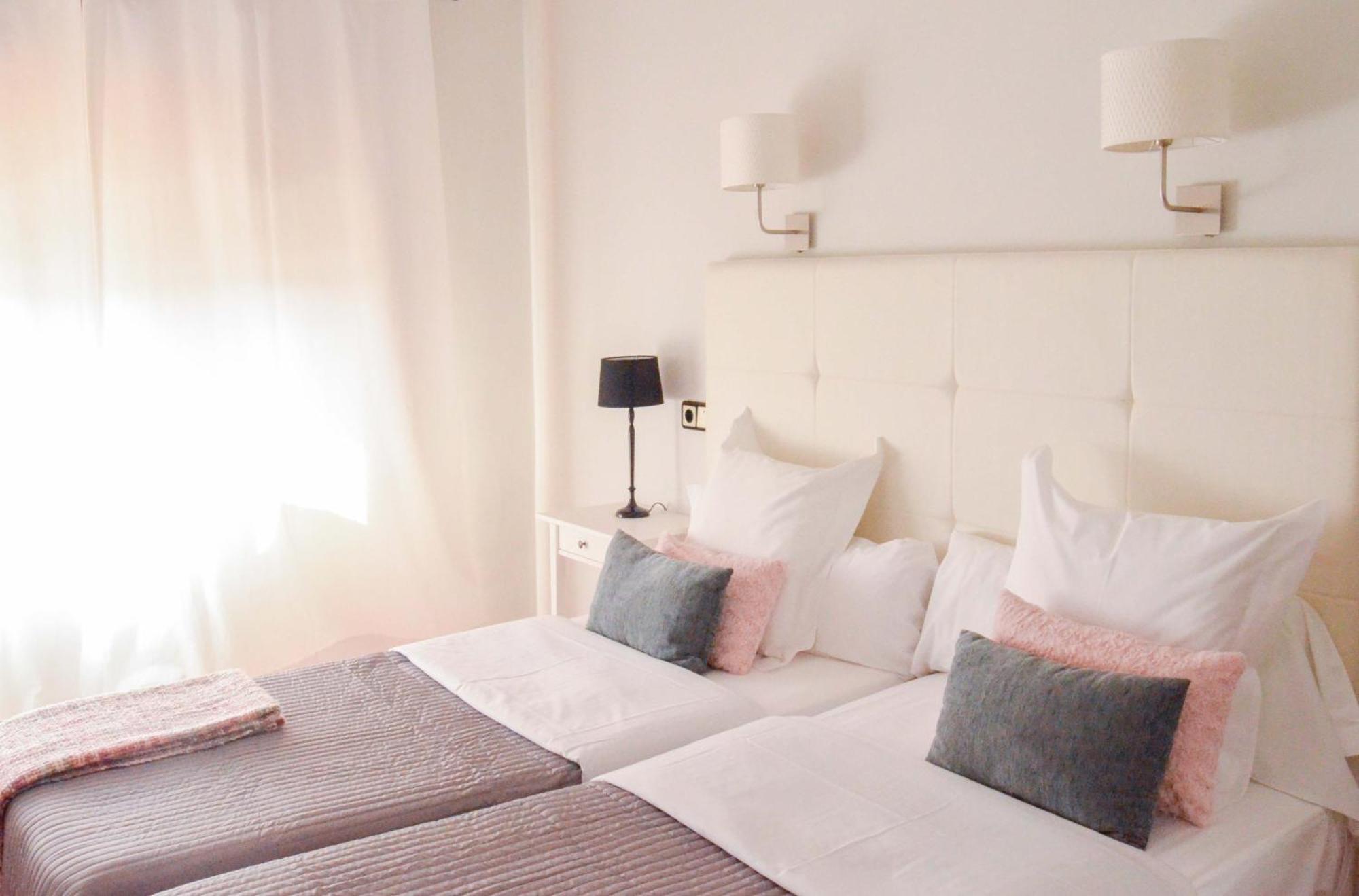 Hostal Carlos V Puebla de Sanabria Bagian luar foto