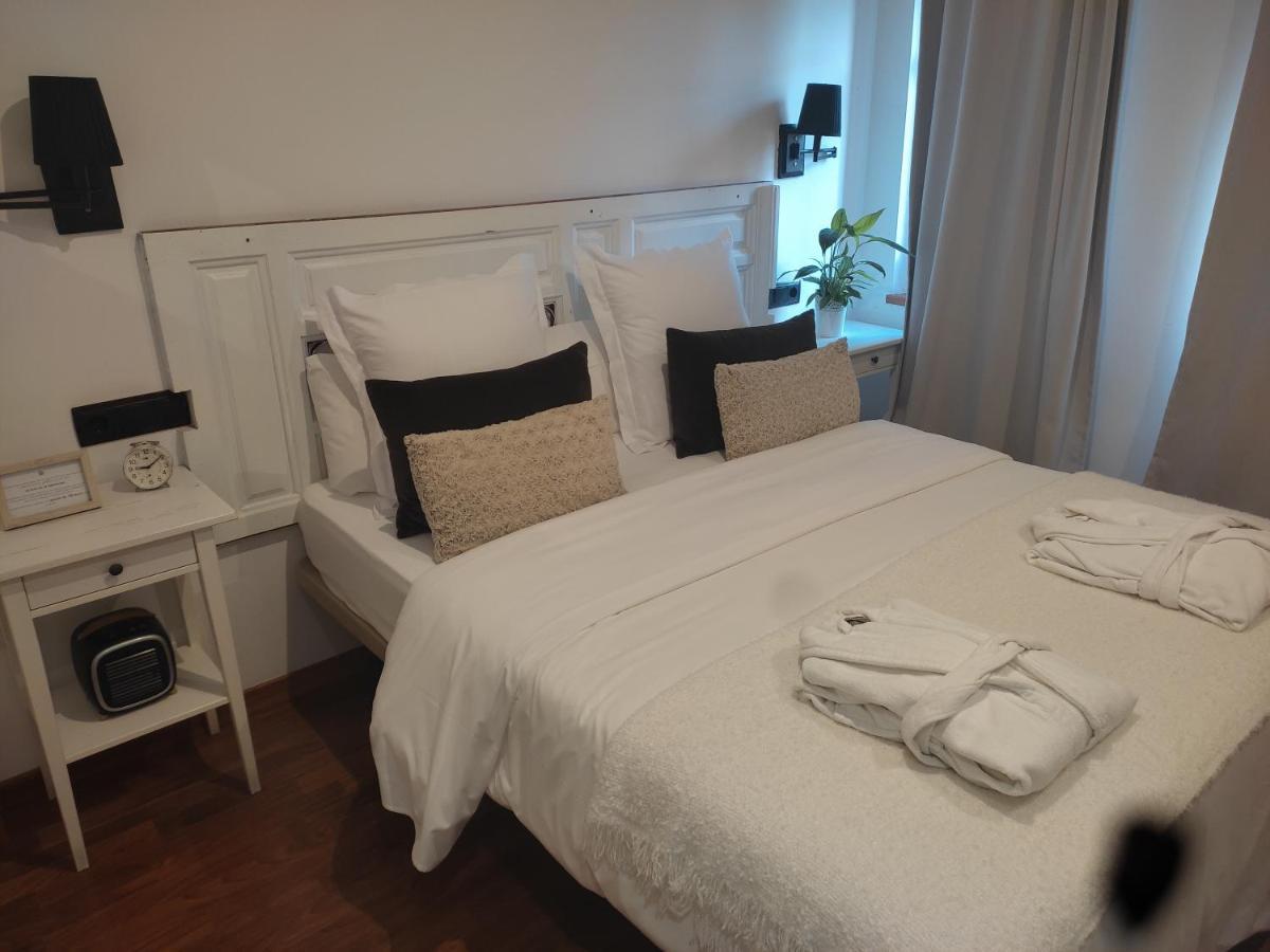 Hostal Carlos V Puebla de Sanabria Bagian luar foto