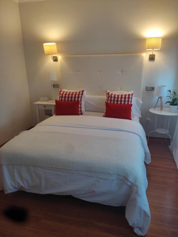 Hostal Carlos V Puebla de Sanabria Bagian luar foto