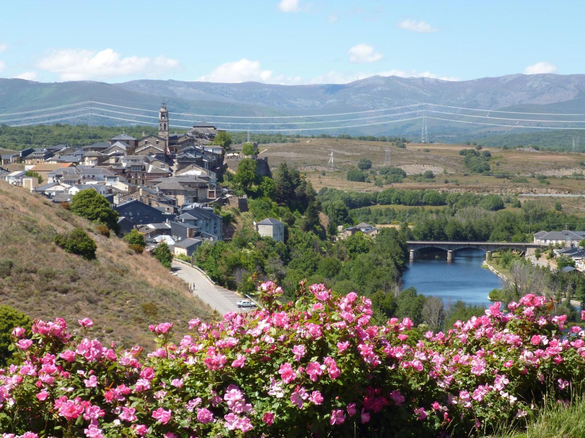 Hostal Carlos V Puebla de Sanabria Bagian luar foto